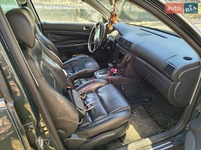 Зеленый Фольксваген Пассат, объемом двигателя 2.5 л и пробегом 300 тыс. км за 4400 $, фото 3 на Automoto.ua