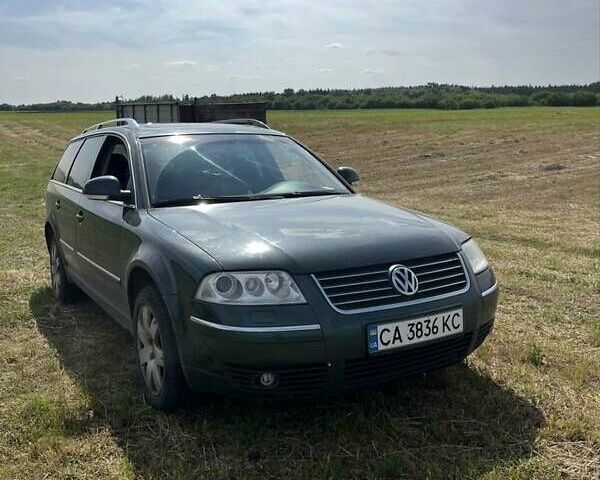 Зеленый Фольксваген Пассат, объемом двигателя 2.5 л и пробегом 300 тыс. км за 4400 $, фото 1 на Automoto.ua