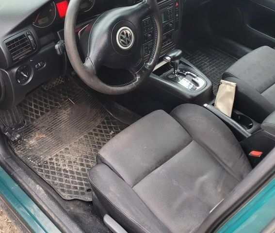 Зеленый Фольксваген Пассат, объемом двигателя 0 л и пробегом 300 тыс. км за 2100 $, фото 4 на Automoto.ua