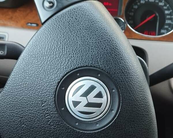 Зеленый Фольксваген Пассат, объемом двигателя 2 л и пробегом 207 тыс. км за 6500 $, фото 9 на Automoto.ua