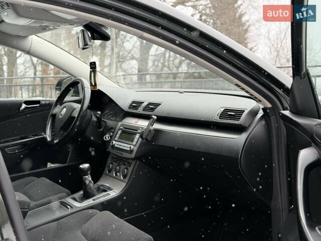 Зелений Фольксваген Пассат, об'ємом двигуна 1.6 л та пробігом 238 тис. км за 3999 $, фото 21 на Automoto.ua