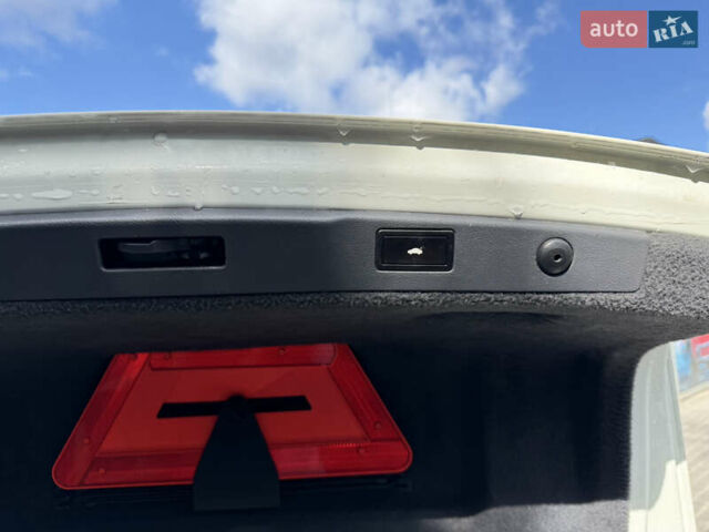 Фольксваген Фаетон 2013 в Львове на Automoto.ua Белый Фольксваген Фаетон, объемом двигателя 2.97 л и пробегом 245 тыс. км за 15950 $, фото 7 на Automoto.ua