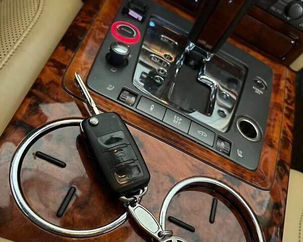 Чорний Фольксваген Фаєтон, об'ємом двигуна 4.2 л та пробігом 202 тис. км за 7250 $, фото 7 на Automoto.ua