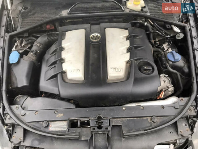 Черный Фольксваген Фаетон, объемом двигателя 2.97 л и пробегом 310 тыс. км за 6500 $, фото 16 на Automoto.ua