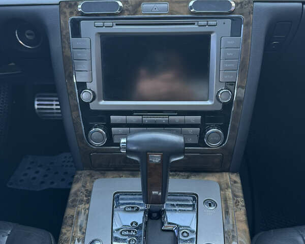 Черный Фольксваген Фаетон, объемом двигателя 2.97 л и пробегом 335 тыс. км за 7650 $, фото 24 на Automoto.ua