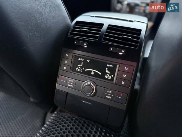 Черный Фольксваген Фаетон, объемом двигателя 2.97 л и пробегом 285 тыс. км за 9500 $, фото 24 на Automoto.ua