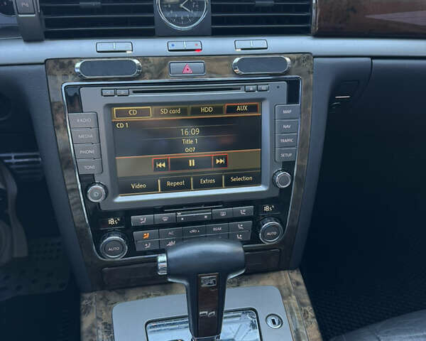 Черный Фольксваген Фаетон, объемом двигателя 2.97 л и пробегом 335 тыс. км за 7650 $, фото 32 на Automoto.ua