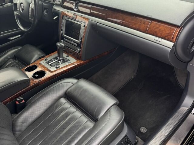 Черный Фольксваген Фаетон, объемом двигателя 3 л и пробегом 300 тыс. км за 13000 $, фото 6 на Automoto.ua