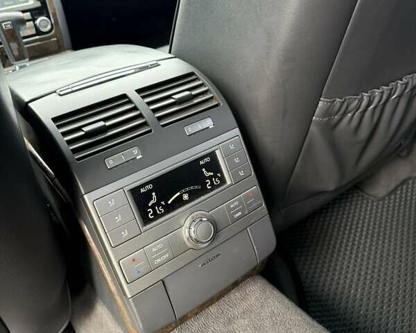 Чорний Фольксваген Фаєтон, об'ємом двигуна 2.97 л та пробігом 226 тис. км за 13000 $, фото 8 на Automoto.ua