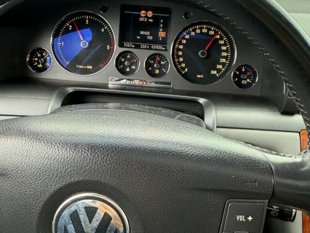 Серый Фольксваген Фаетон, объемом двигателя 3 л и пробегом 440 тыс. км за 4800 $, фото 1 на Automoto.ua