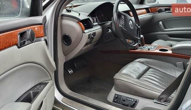 Серый Фольксваген Фаетон, объемом двигателя 4.2 л и пробегом 287 тыс. км за 5999 $, фото 2 на Automoto.ua