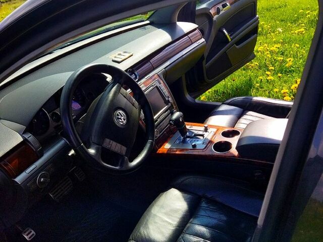 Серый Фольксваген Фаетон, объемом двигателя 3 л и пробегом 290 тыс. км за 9000 $, фото 2 на Automoto.ua