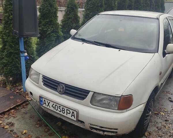 Белый Фольксваген Поло, объемом двигателя 1.4 л и пробегом 280 тыс. км за 1400 $, фото 2 на Automoto.ua