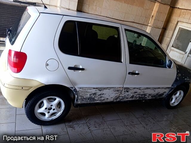 Белый Фольксваген Поло, объемом двигателя 1 л и пробегом 326 тыс. км за 1500 $, фото 2 на Automoto.ua