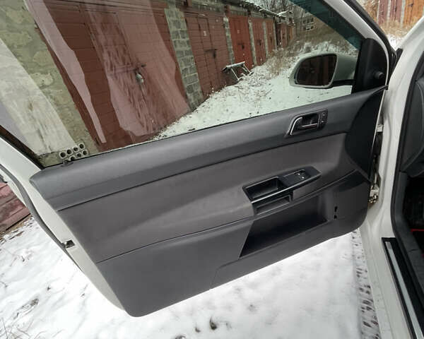 Белый Фольксваген Поло, объемом двигателя 1.2 л и пробегом 169 тыс. км за 3100 $, фото 11 на Automoto.ua