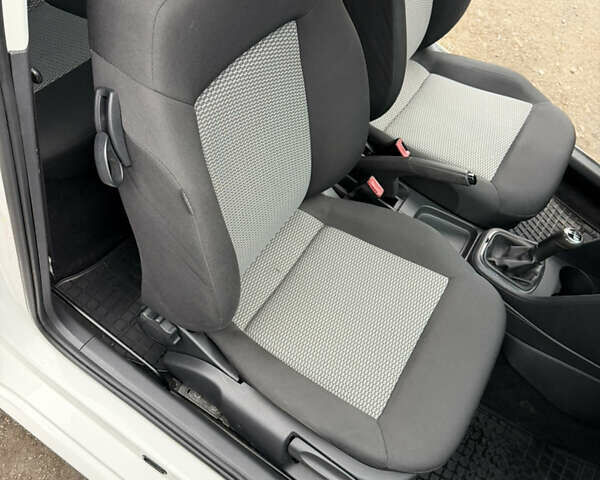 Білий Фольксваген Поло, об'ємом двигуна 1.2 л та пробігом 144 тис. км за 7100 $, фото 31 на Automoto.ua