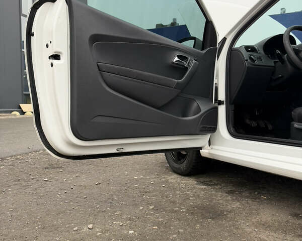 Білий Фольксваген Поло, об'ємом двигуна 1.2 л та пробігом 144 тис. км за 7100 $, фото 24 на Automoto.ua