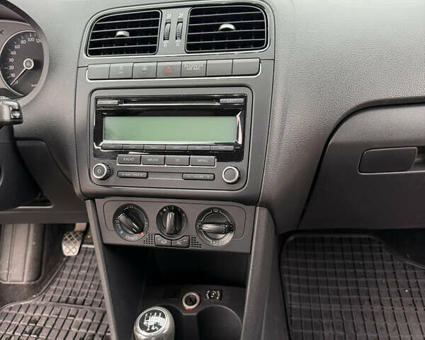 Білий Фольксваген Поло, об'ємом двигуна 1.2 л та пробігом 144 тис. км за 7100 $, фото 33 на Automoto.ua