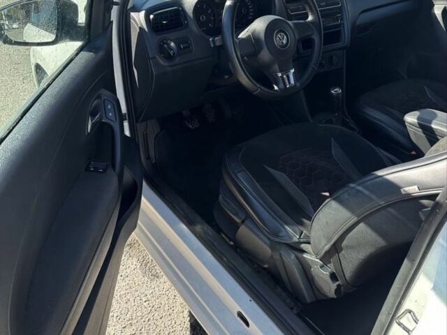 Белый Фольксваген Поло, объемом двигателя 1.2 л и пробегом 140 тыс. км за 4450 $, фото 5 на Automoto.ua