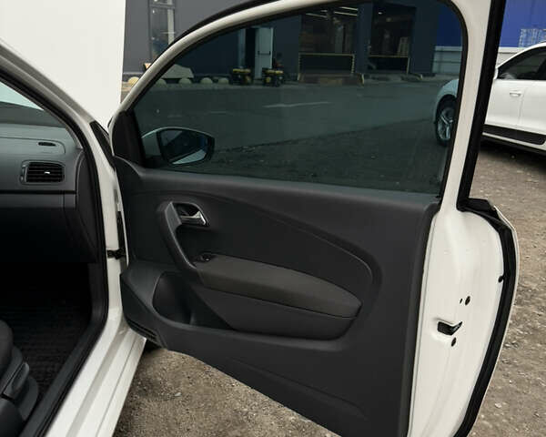 Білий Фольксваген Поло, об'ємом двигуна 1.2 л та пробігом 144 тис. км за 7100 $, фото 30 на Automoto.ua