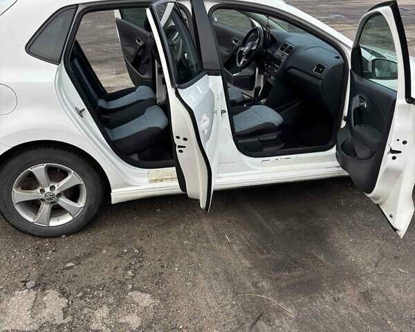 Белый Фольксваген Поло, объемом двигателя 1.2 л и пробегом 285 тыс. км за 5000 $, фото 5 на Automoto.ua