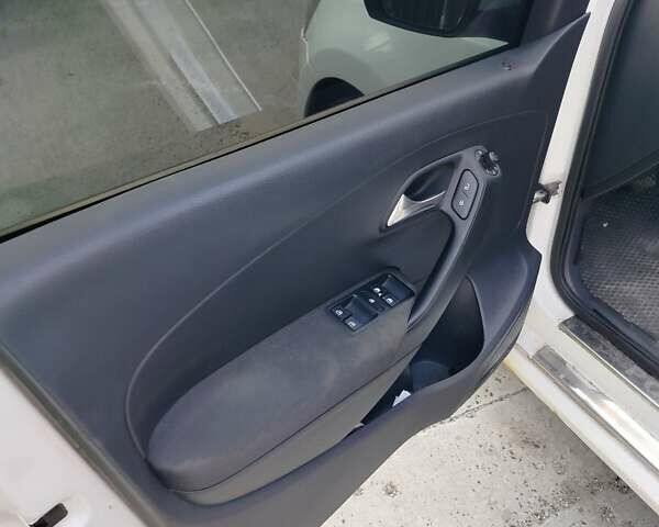 Белый Фольксваген Поло, объемом двигателя 1.4 л и пробегом 200 тыс. км за 6000 $, фото 2 на Automoto.ua