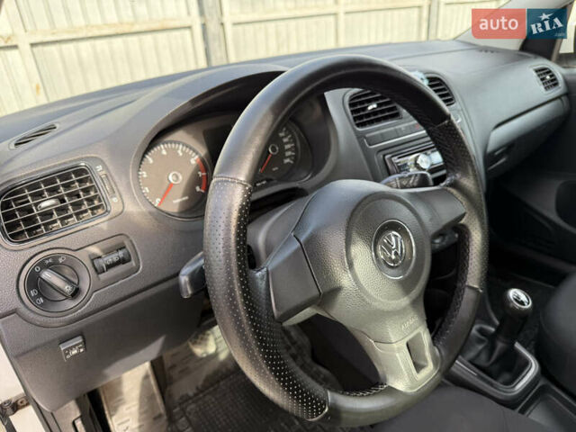 Белый Фольксваген Поло, объемом двигателя 1.39 л и пробегом 441 тыс. км за 6999 $, фото 25 на Automoto.ua