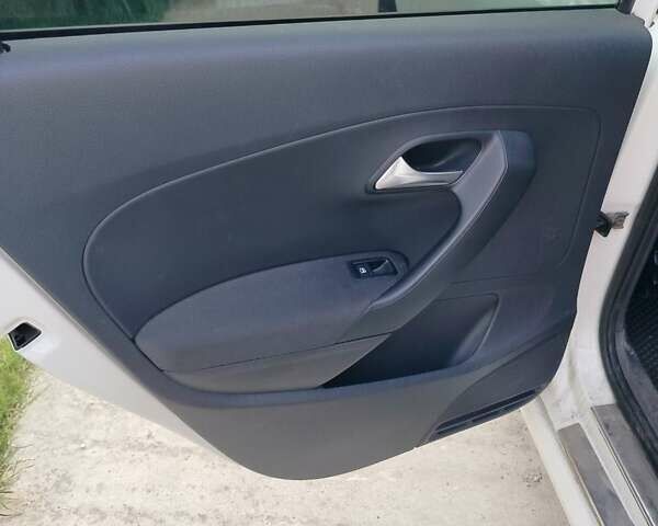 Белый Фольксваген Поло, объемом двигателя 1.4 л и пробегом 200 тыс. км за 6000 $, фото 1 на Automoto.ua