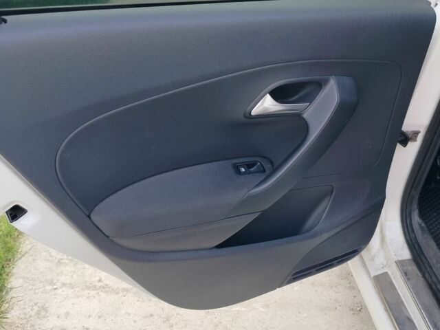 Белый Фольксваген Поло, объемом двигателя 1.4 л и пробегом 200 тыс. км за 6000 $, фото 2 на Automoto.ua