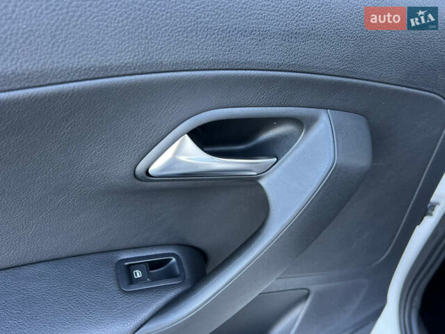 Белый Фольксваген Поло, объемом двигателя 1.4 л и пробегом 136 тыс. км за 9950 $, фото 88 на Automoto.ua