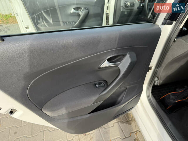 Белый Фольксваген Поло, объемом двигателя 1.39 л и пробегом 441 тыс. км за 6999 $, фото 28 на Automoto.ua