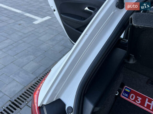 Белый Фольксваген Поло, объемом двигателя 1.4 л и пробегом 136 тыс. км за 10650 $, фото 128 на Automoto.ua