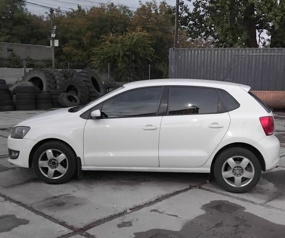 Белый Фольксваген Поло, объемом двигателя 1.4 л и пробегом 200 тыс. км за 6500 $, фото 5 на Automoto.ua