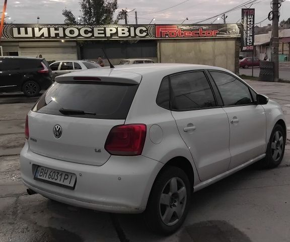 Белый Фольксваген Поло, объемом двигателя 1.4 л и пробегом 200 тыс. км за 6500 $, фото 1 на Automoto.ua