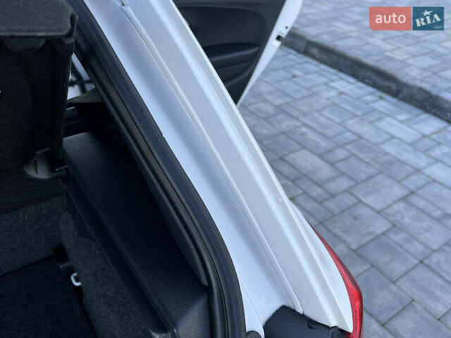 Белый Фольксваген Поло, объемом двигателя 1.4 л и пробегом 136 тыс. км за 9950 $, фото 127 на Automoto.ua