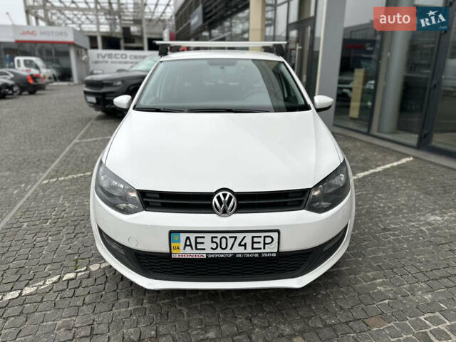 Белый Фольксваген Поло, объемом двигателя 1.2 л и пробегом 212 тыс. км за 6000 $, фото 5 на Automoto.ua