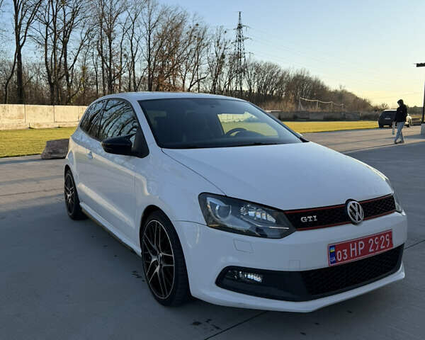 Белый Фольксваген Поло, объемом двигателя 1.4 л и пробегом 227 тыс. км за 7800 $, фото 2 на Automoto.ua