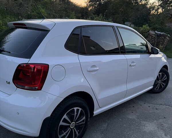 Білий Фольксваген Поло, об'ємом двигуна 1.39 л та пробігом 142 тис. км за 9000 $, фото 15 на Automoto.ua