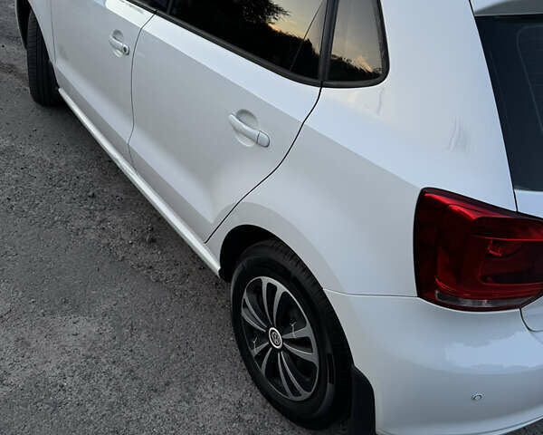 Білий Фольксваген Поло, об'ємом двигуна 1.39 л та пробігом 142 тис. км за 9000 $, фото 13 на Automoto.ua