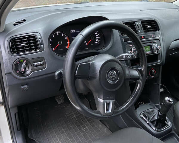 Белый Фольксваген Поло, объемом двигателя 1.2 л и пробегом 252 тыс. км за 5200 $, фото 12 на Automoto.ua