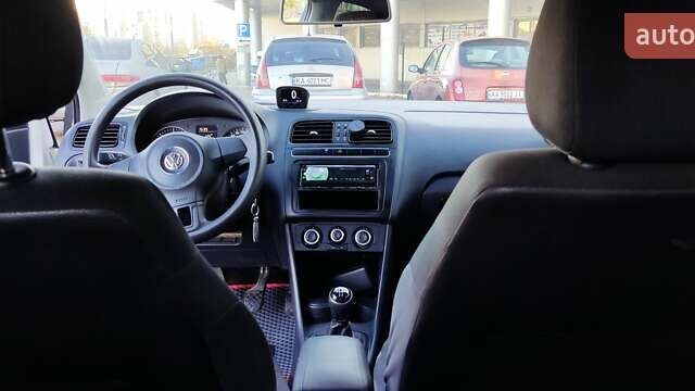 Білий Фольксваген Поло, об'ємом двигуна 1.2 л та пробігом 260 тис. км за 5500 $, фото 14 на Automoto.ua