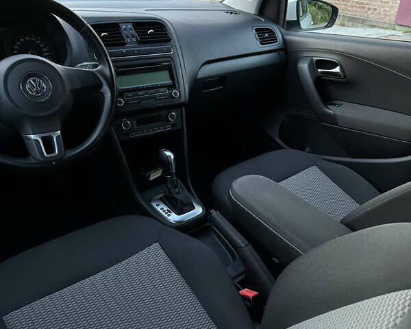 Білий Фольксваген Поло, об'ємом двигуна 1.39 л та пробігом 142 тис. км за 9000 $, фото 6 на Automoto.ua