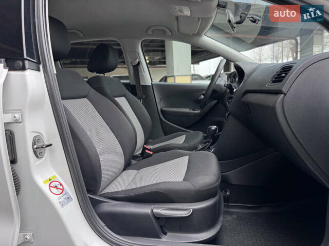 Білий Фольксваген Поло, об'ємом двигуна 1.39 л та пробігом 226 тис. км за 7350 $, фото 34 на Automoto.ua