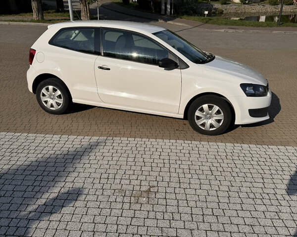 Белый Фольксваген Поло, объемом двигателя 1.2 л и пробегом 202 тыс. км за 5000 $, фото 2 на Automoto.ua