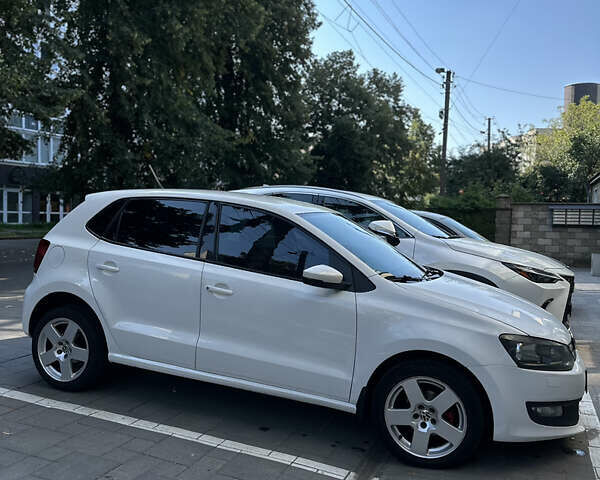 Белый Фольксваген Поло, объемом двигателя 1.39 л и пробегом 244 тыс. км за 8500 $, фото 4 на Automoto.ua