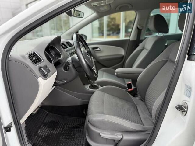 Білий Фольксваген Поло, об'ємом двигуна 1.2 л та пробігом 132 тис. км за 8300 $, фото 15 на Automoto.ua