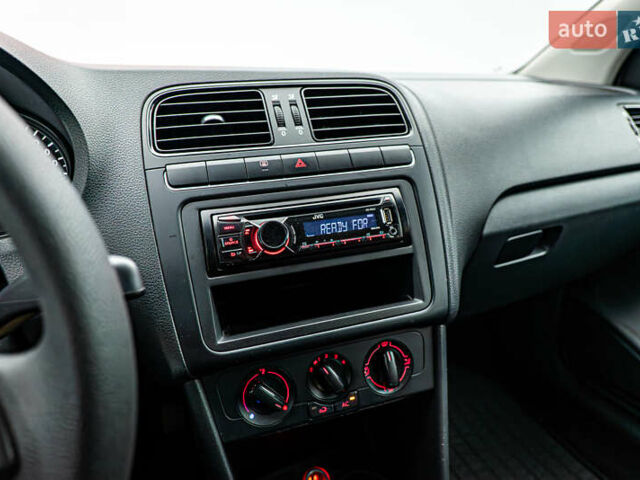 Белый Фольксваген Поло, объемом двигателя 1.2 л и пробегом 180 тыс. км за 6123 $, фото 13 на Automoto.ua