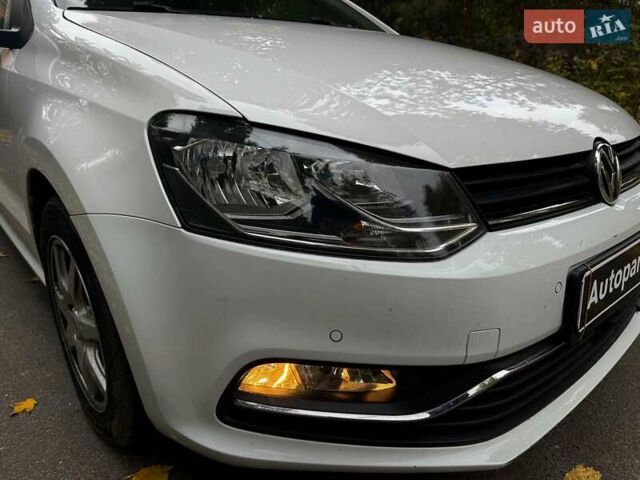 Белый Фольксваген Поло, объемом двигателя 1.2 л и пробегом 238 тыс. км за 9490 $, фото 1 на Automoto.ua