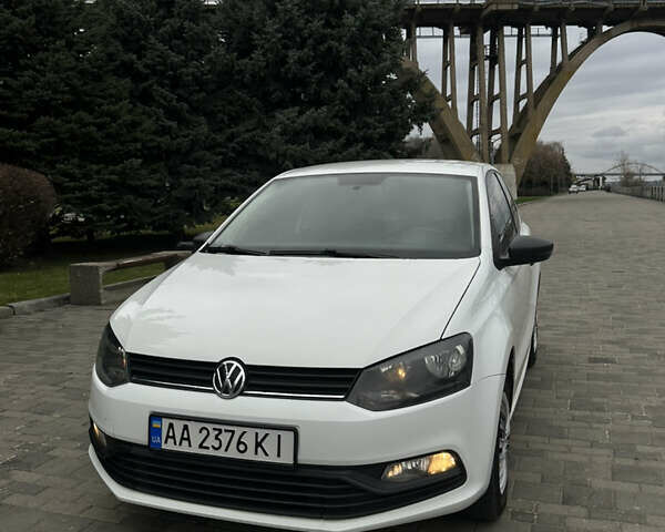 Белый Фольксваген Поло, объемом двигателя 1.2 л и пробегом 217 тыс. км за 5950 $, фото 1 на Automoto.ua