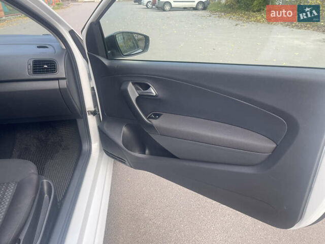 Білий Фольксваген Поло, об'ємом двигуна 1.2 л та пробігом 240 тис. км за 5800 $, фото 12 на Automoto.ua